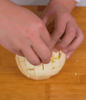 在縫隙里塞適量馬蘇里拉奶酪、再塞入淡火腿碎。