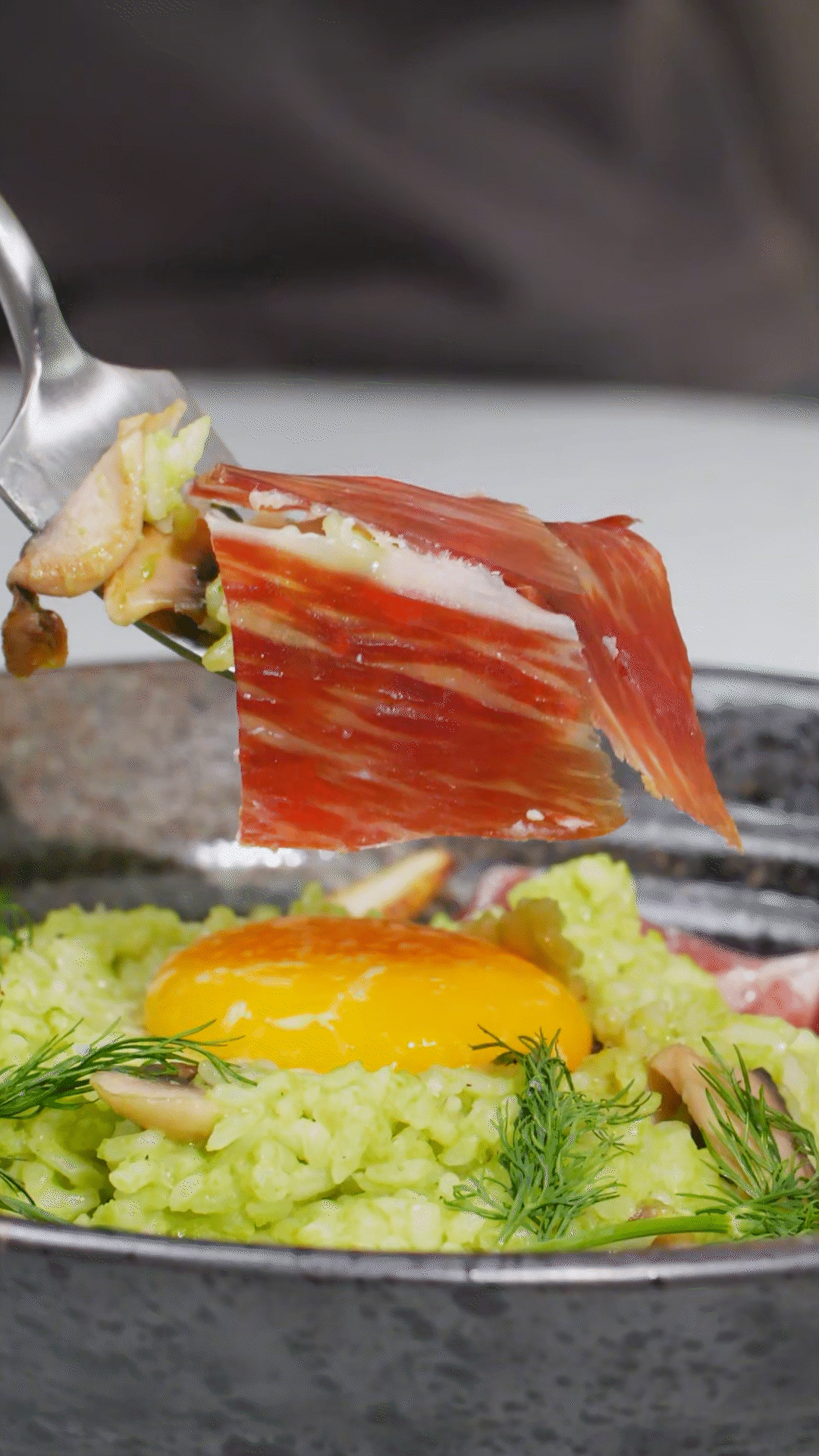 沿著碗邊依次放上：巴瑪火腿、玉米筍、蒔蘿