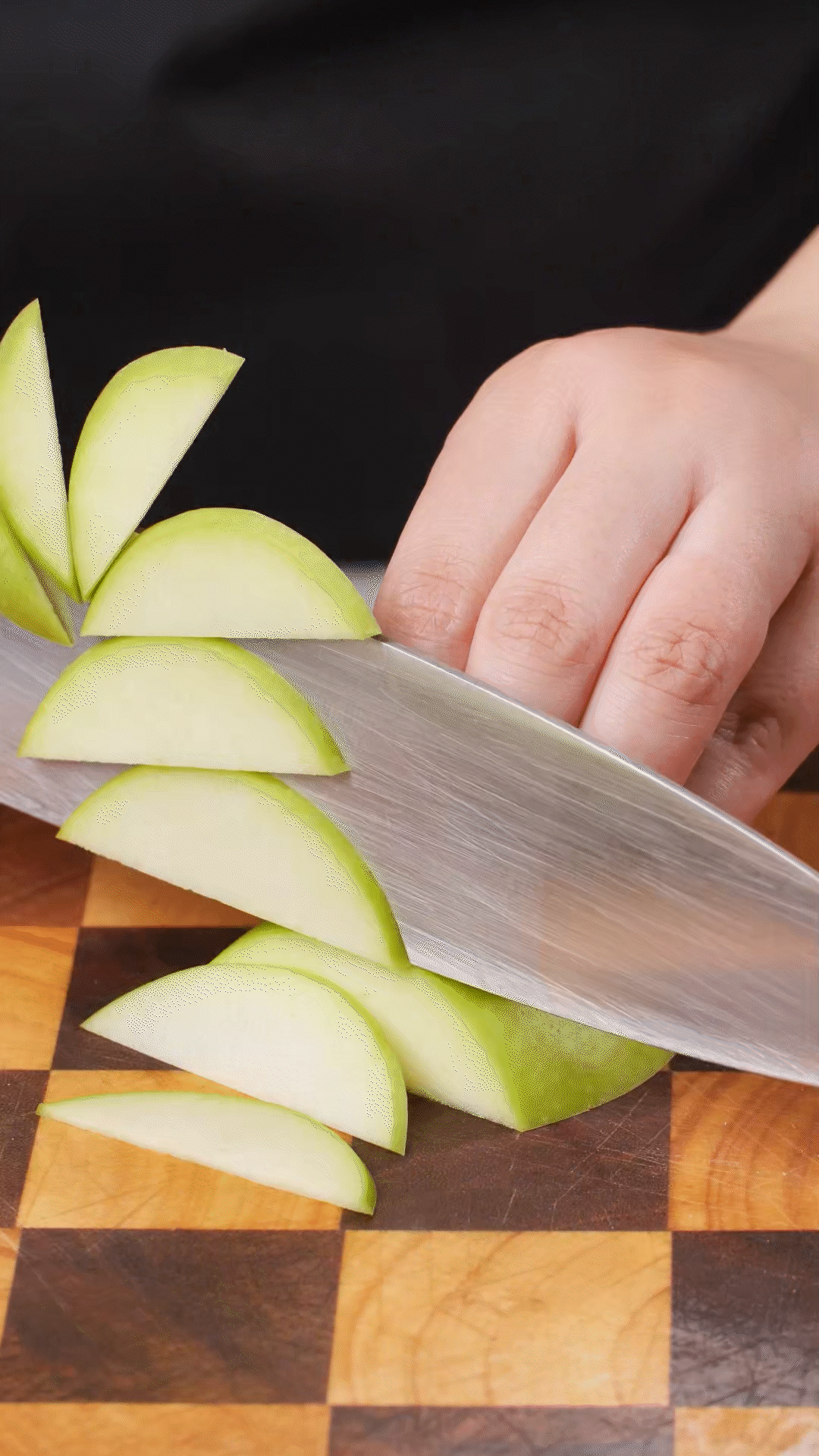 蘋果、梨子洗凈改刀
