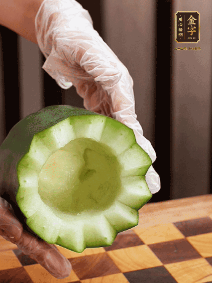 將小冬瓜洗凈，頂端切開(kāi)去瓜瓤，改刀切口呈鋸齒狀