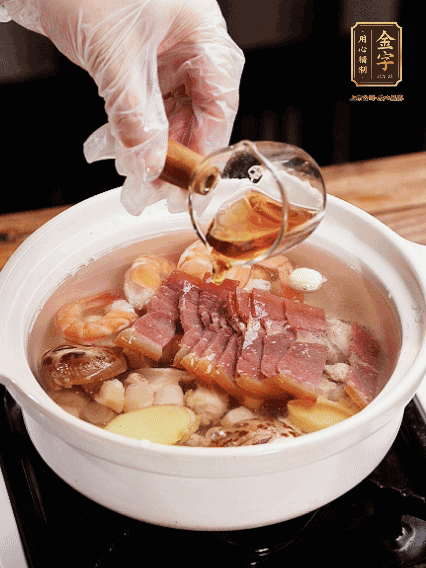 7種食材+帶皮冬瓜塊用砂鍋/電飯煲煮湯功能煮熟，少許鹽、花雕調(diào)味