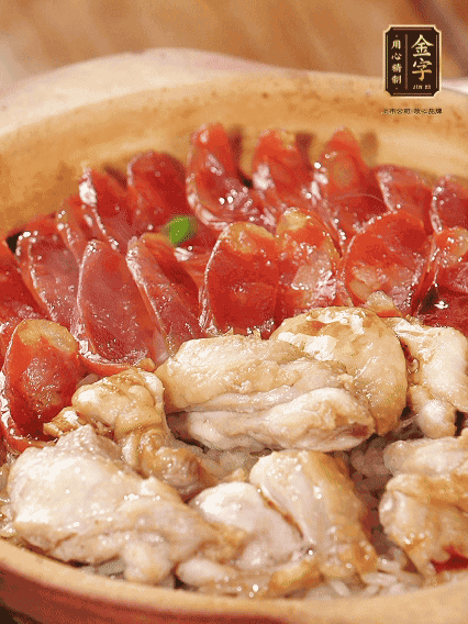 蓋蓋小火燜，沿鍋邊淋一圈油，轉(zhuǎn)動砂鍋燜4分鐘