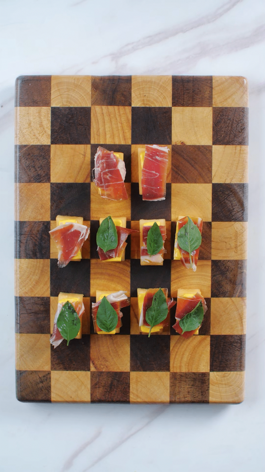 依次放上：奶酪、巴瑪火腿